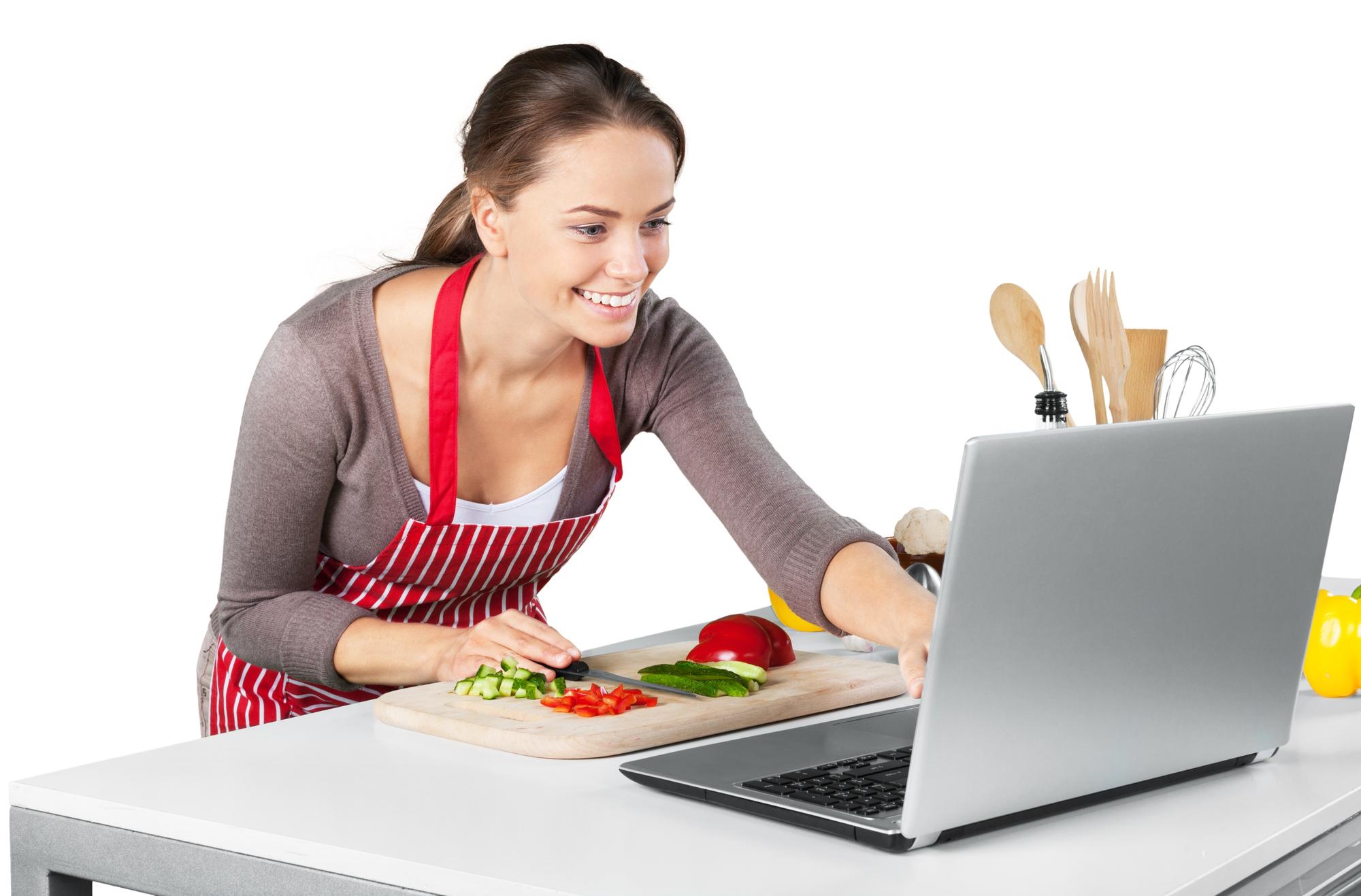 Uczestnicy warsztatów online przy laptopach